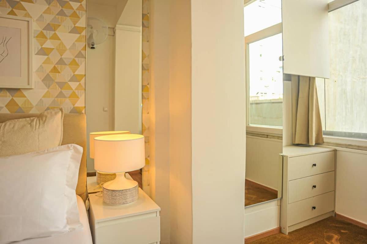 Guesthouse Marques De Pombal - 8 Bedroom Apartment Lisbona Esterno foto
